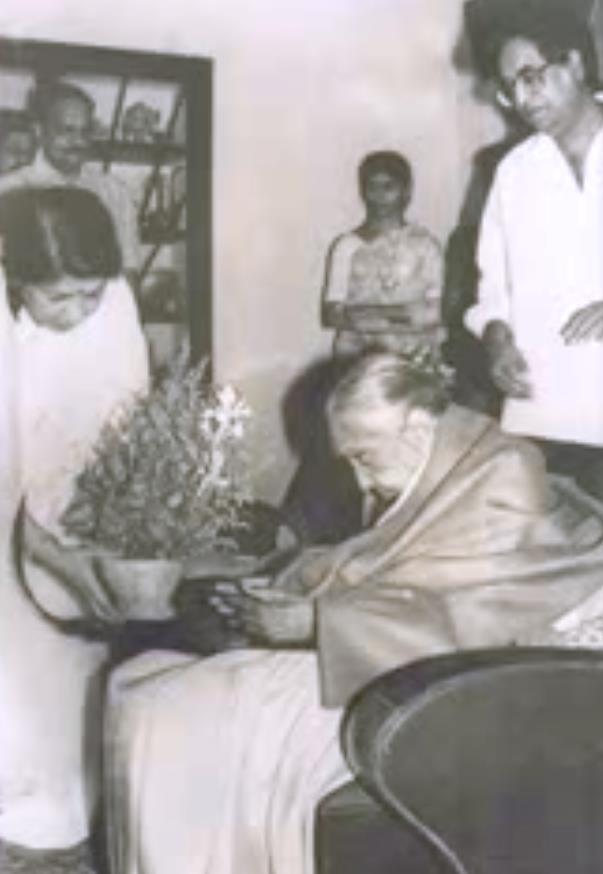 Lata ji honoring another matriarch of Hindustani classical music, and a revolutionary artist Smt. Hirabai Barodekar in 1989 with Master Dinanath Mangeshkar Puraskar 